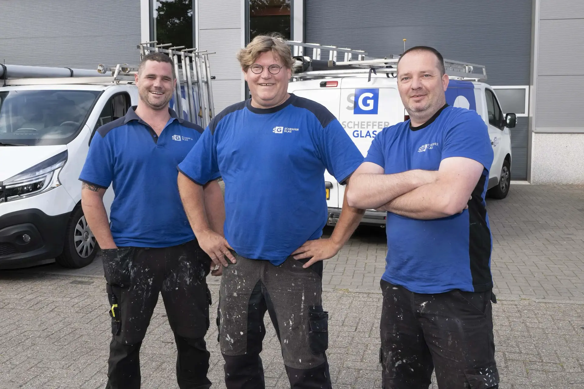 Edwin, Bram en Sander voor het pand van Scheffer Glas.