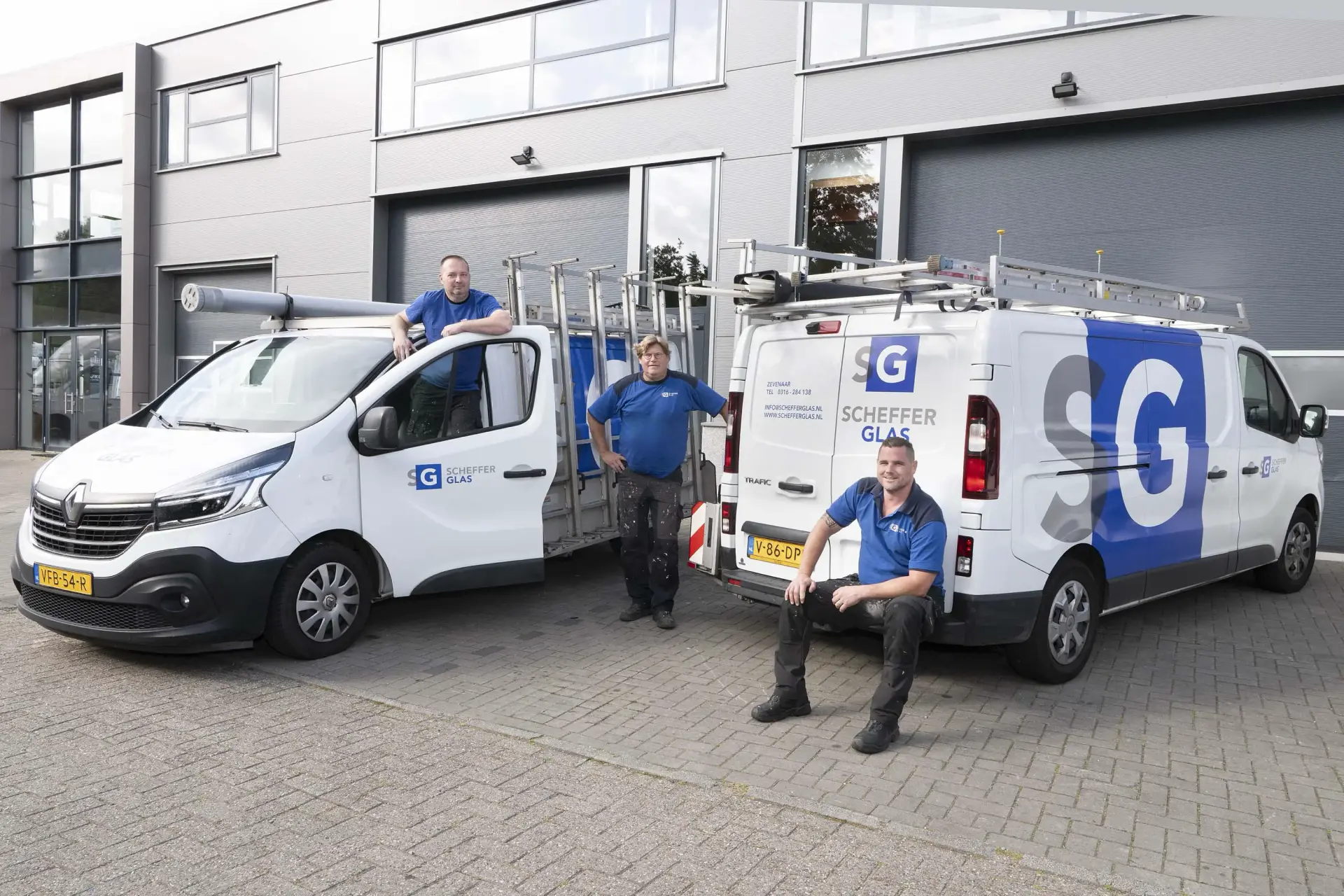 Sander, Bram en Edwin staan bij hun auto voor het pand van Scheffer Glas in Zevenaar.