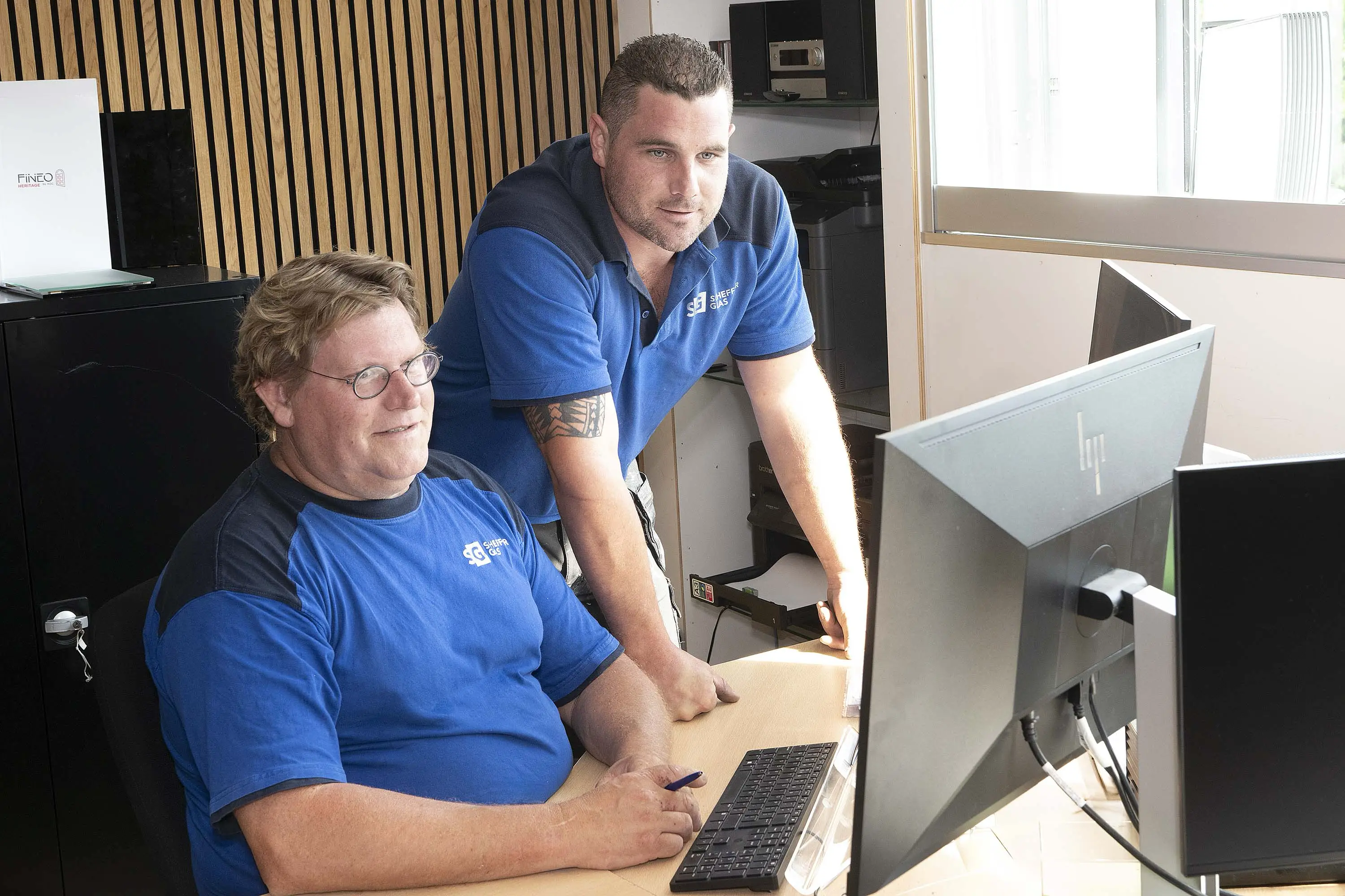 Bram en Edwin kijken naar het beeldscherm in het kantoor van Scheffer Glas.