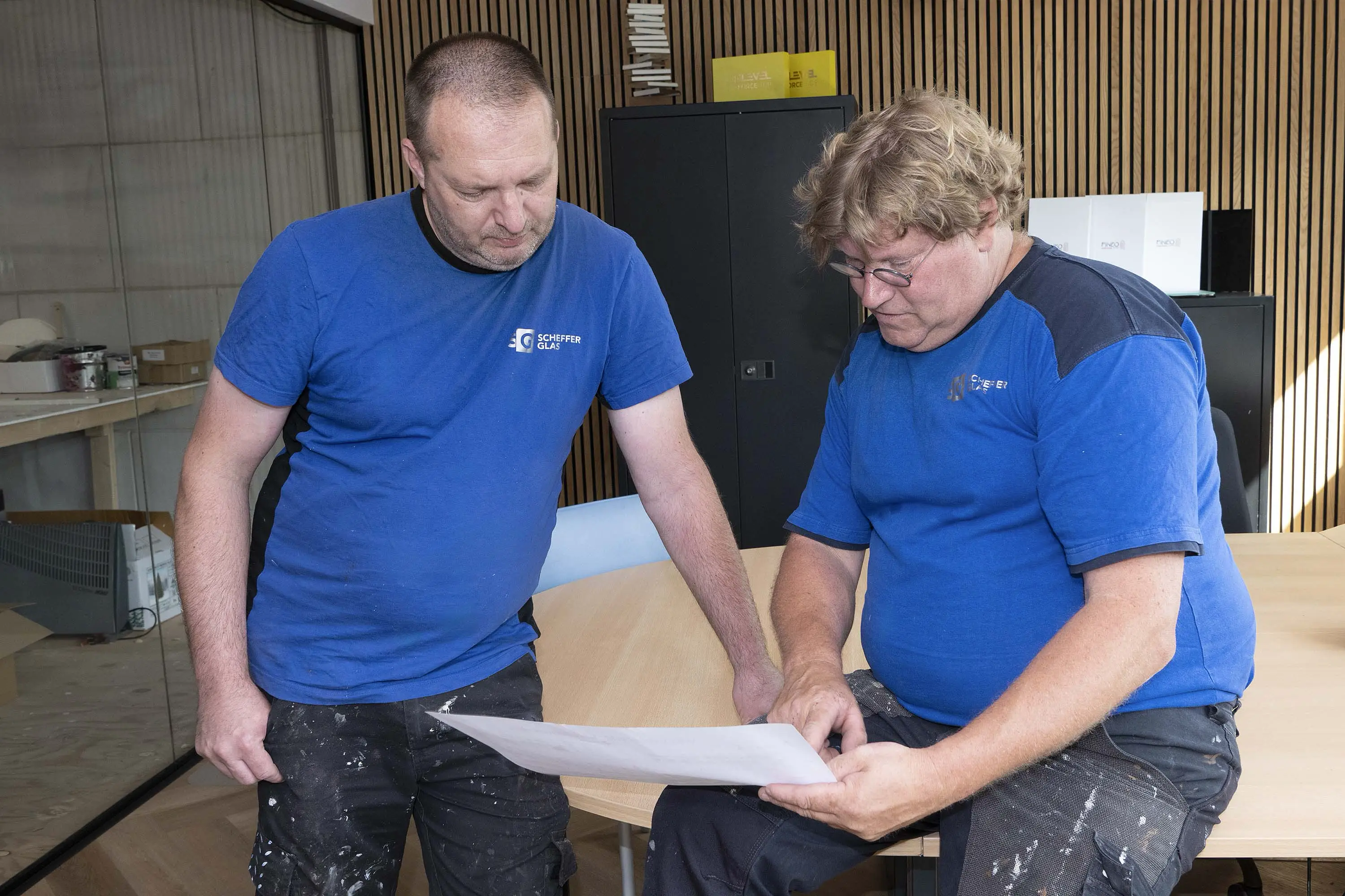 Sander en Bram beoordelen een bouwtekening voor een glasproject van Scheffer Glas.