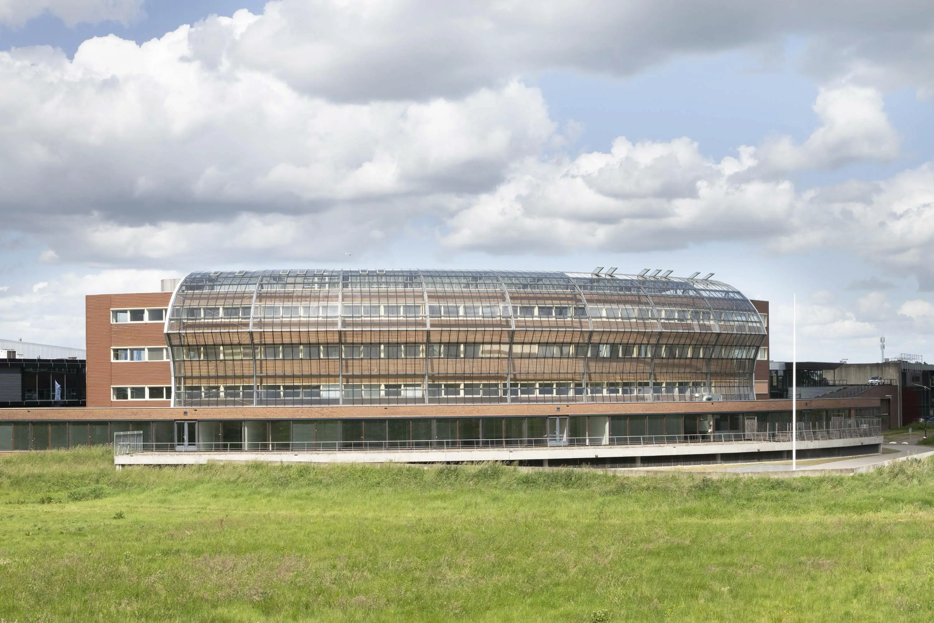 Dit kantoorgebouw in Velp werd door Scheffer Glas voorzien van een ballustrade van veiligheidsglas.