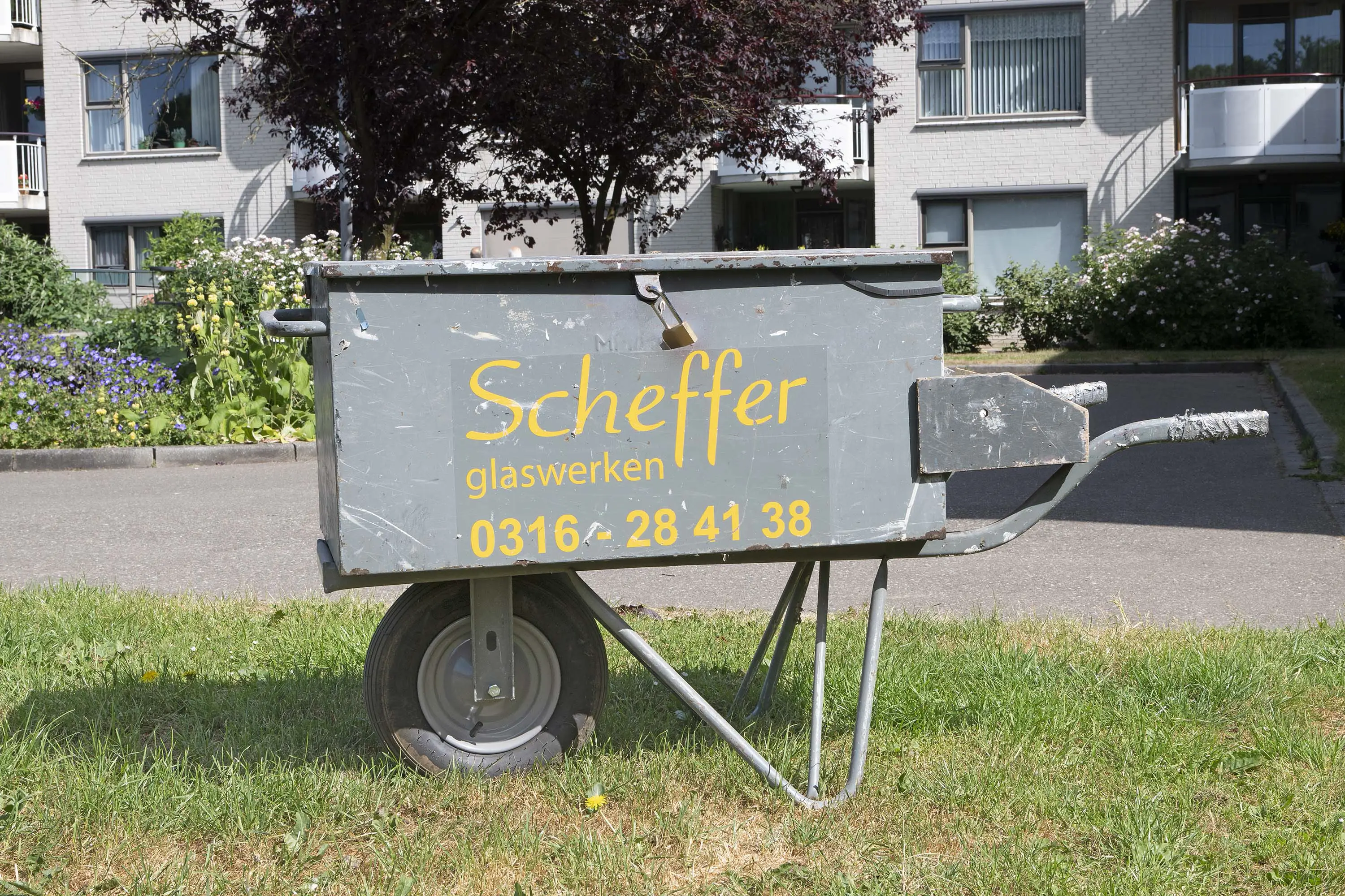 Een handige materiaal-kruiwagen van Scheffer Glas.