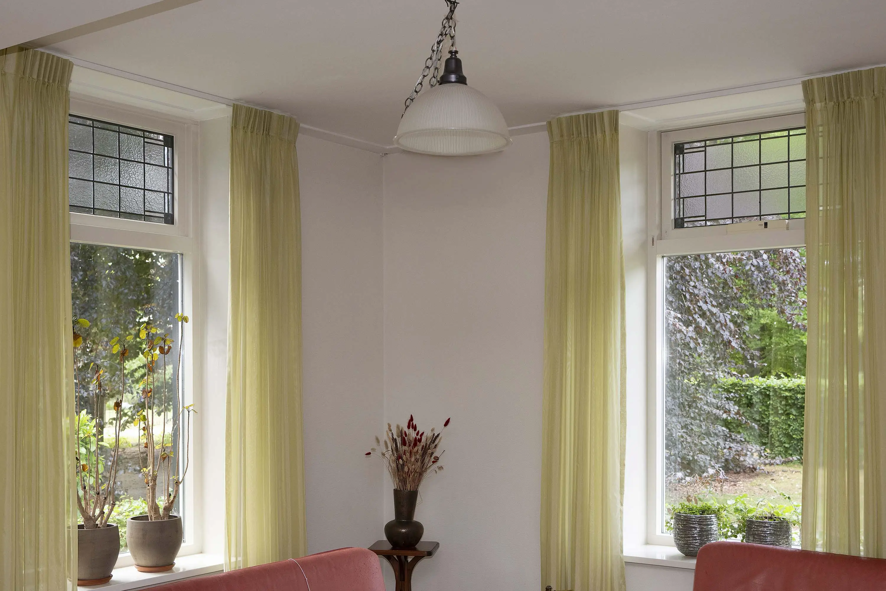 Scheffer Glas plaatste glas-in-lood in deze bovenlichten.